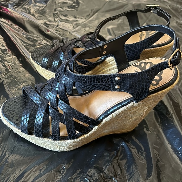 Fergalicious by Fergie black open toe studded leather strapped wedges 9M/7UK/40E - Picture 3 of 9